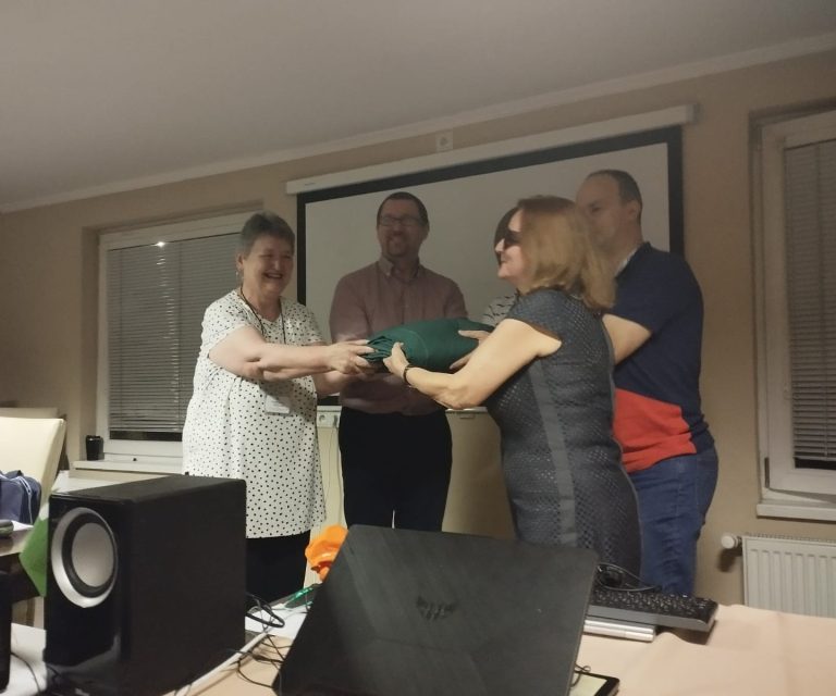 Reprezantoj de SEL transprenas la IFEF-flagon kiel organizontoj de la 77a kongreso de IFEF