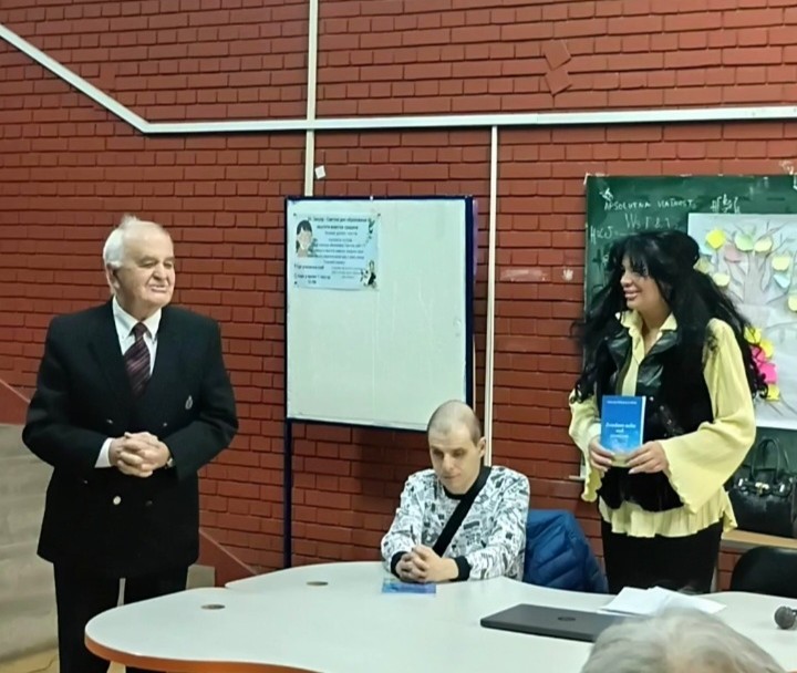 Gvidantoj de la promocio: Slobodan Milinković (poeto), Lorijan Popi, Nađa Brankov (profesoro) - Slika prikazuje voditelje promocije: Slobodan Milinković (slepi pesnik iz Vršca), Lorijan Popi, Nađa Brankov (profesor srpskog jezika i književnosti)