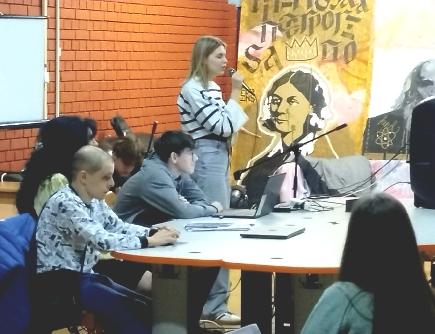 Slika prikazuje učenicu Hemijske škole, koja recituje