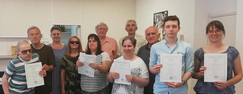Ekzamentago en Belgrado, 2023 - kandidatoj kun siaj diplomoj kaj iliaj kursvidantoj